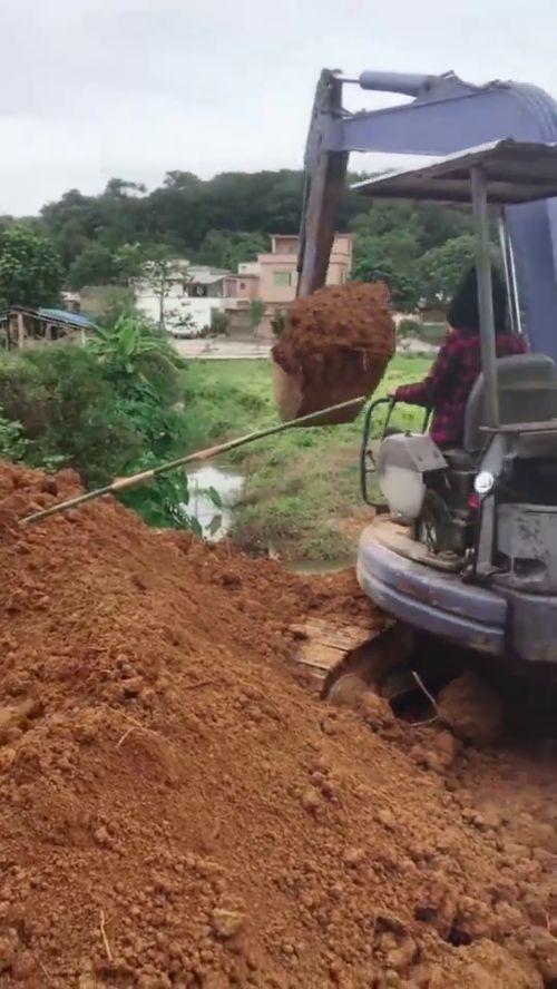 挖掘机新闻爆料视频播放